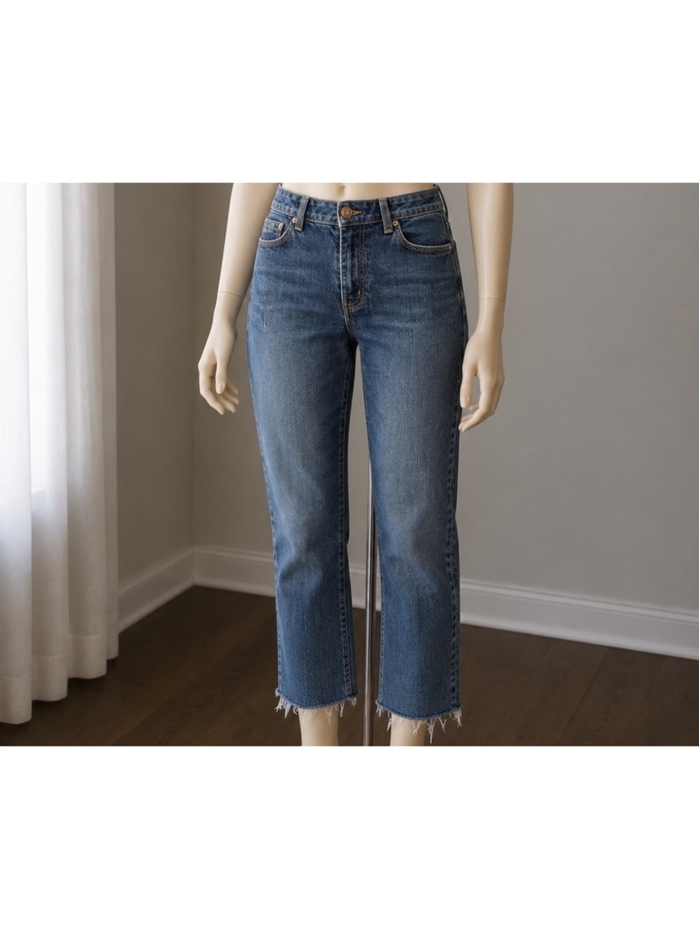 DKNY Jeans Women’s Size 8 Cropped Jeans Blue Denim Raw Frayed Hem